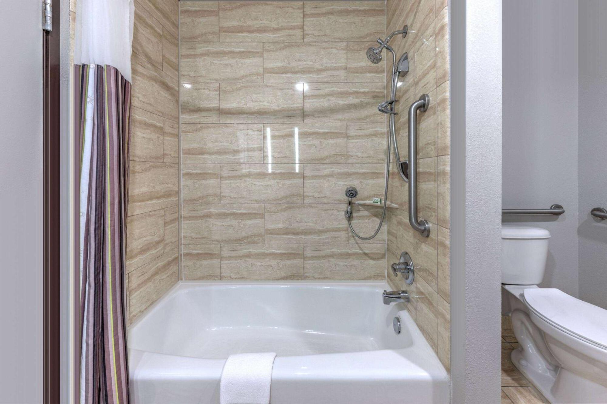 La Quinta By Wyndham Allen At The Village Bagian luar foto