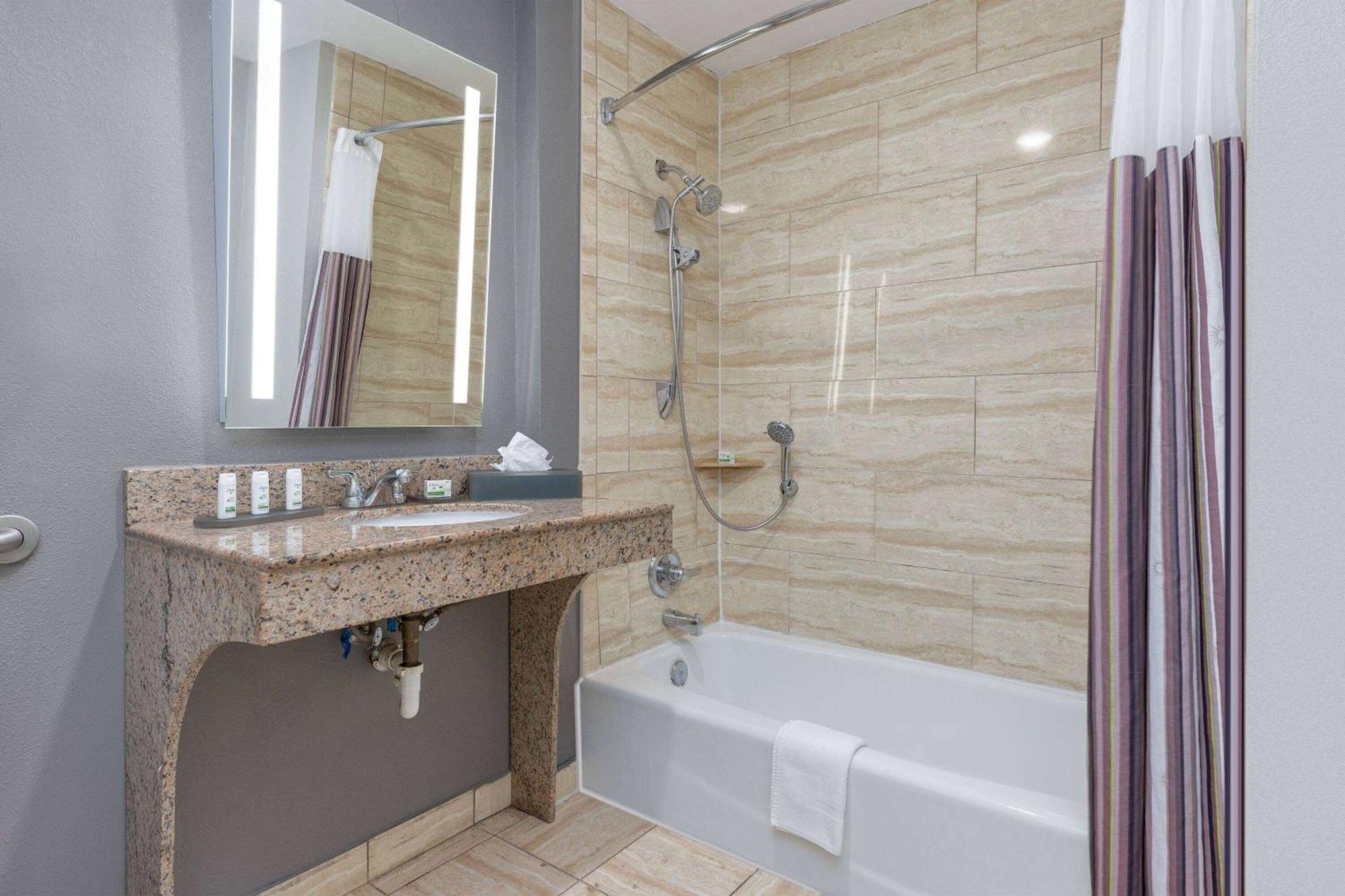 La Quinta By Wyndham Allen At The Village Bagian luar foto
